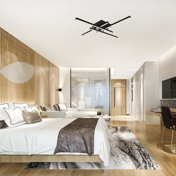 Modernes Schlafzimmer mit großem Bett, Sitzbereich und schwarzer Deckenleuchte