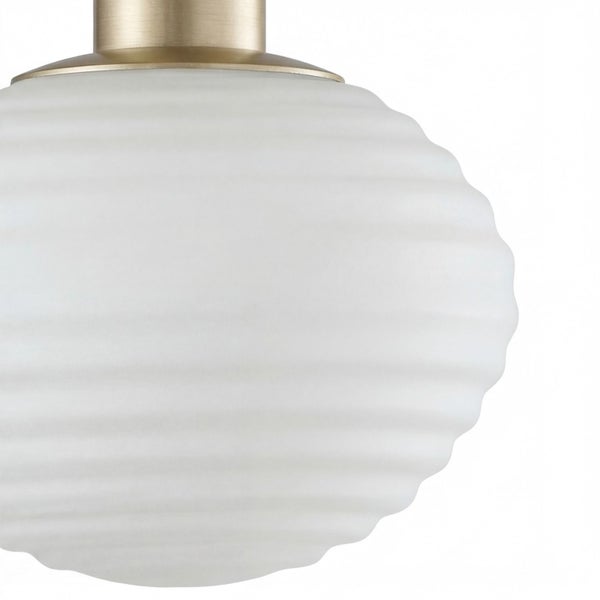 Lampenschirm aus weißem mattem Glas mit gerippter Struktur und goldfarbener Metallhalterung.