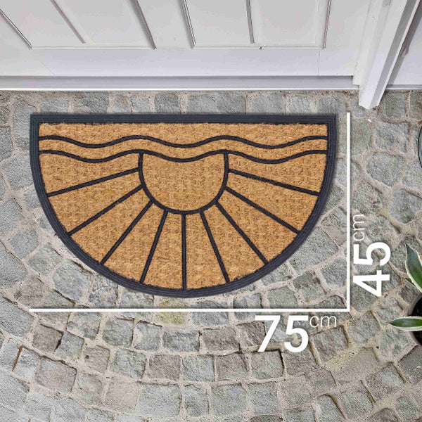 Halbrunde Fußmatte aus Kokosfaser mit den Maßen 75 x 45 cm vor einer Tür