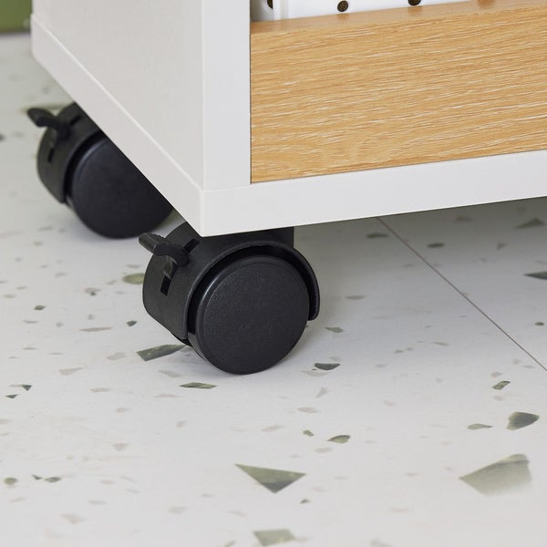 Detailansicht eines Möbelstücks mit schwarzen Rollen