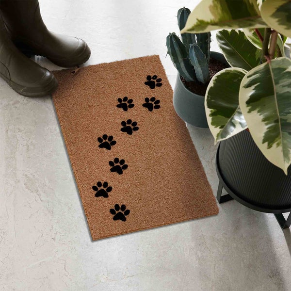 Fußmatte aus Kokosfaser mit Pfotenabdruck-Motiv, Gummistiefel und Zimmerpflanzen