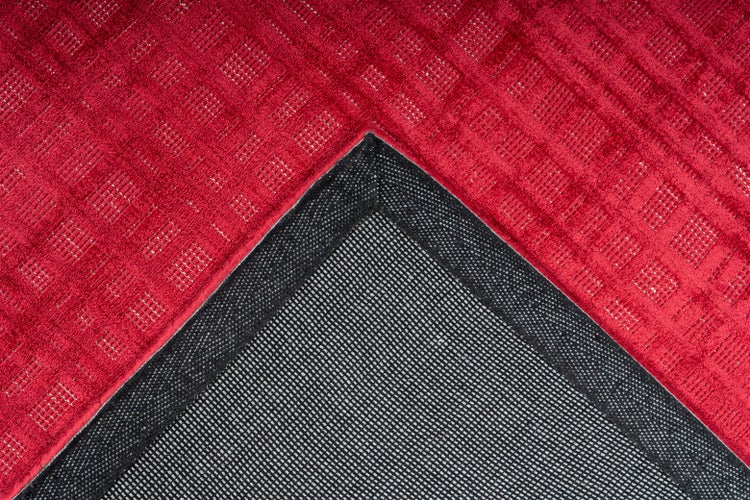 Roter Teppich mit strukturierter Oberfläche und rutschfester schwarzer Rückseite.