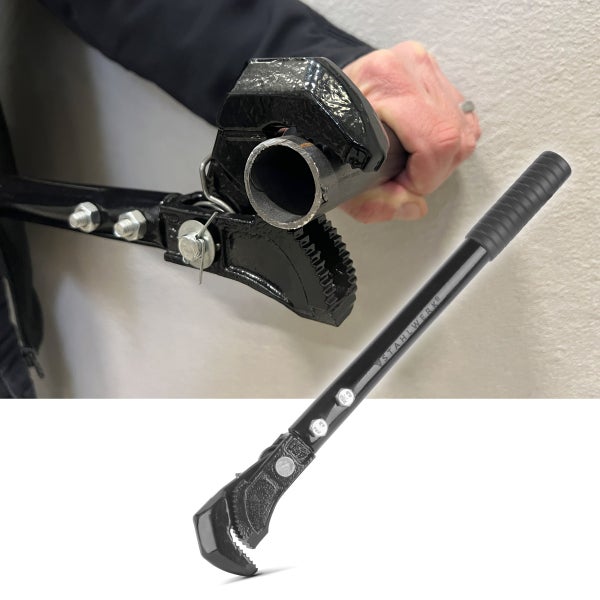 Stahlwerk Rohrzange aus schwarzem Metall bei der Anwendung an einem Metallrohr, mit gezahnten Backen und gummiertem Griff.