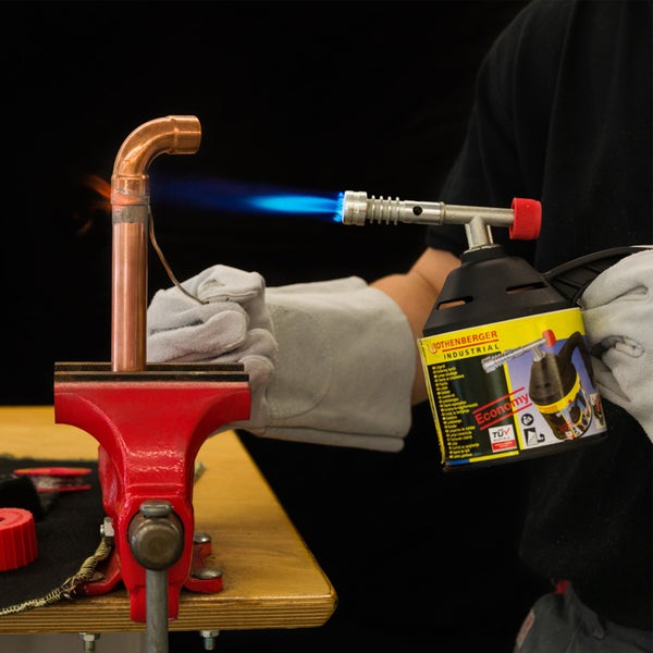 Teppich in Blau und Beige mit abstraktem Muster, Fransen und sichtbarer Rückseite.