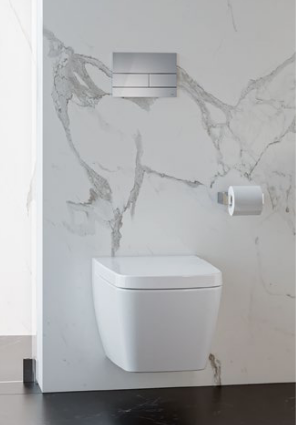Hänge WC mit Betätigungsplatte und Toilettenpapierhalter vor Wand mit Marmormuster