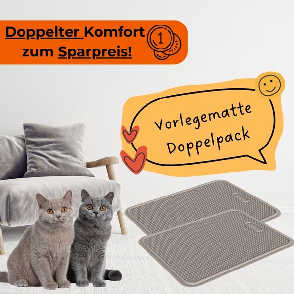 Zwei Vorlegematten für Haustiere neben zwei Katzen und einem Sessel