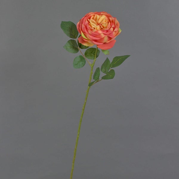 Künstliche Rose mit orange-roten Blütenblättern und grünen Blättern am Stiel, Ansicht von unten.