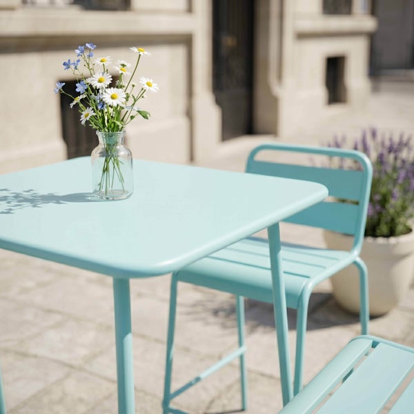 Modernes hellblaues Metall-Bistro-Set mit quadratischem Tisch und Lattenstühlen auf einer hellen Außenterrasse.