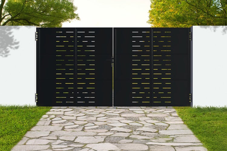 Doppeltor aus Metall mit horizontalen Aussparungen vor einer Mauer