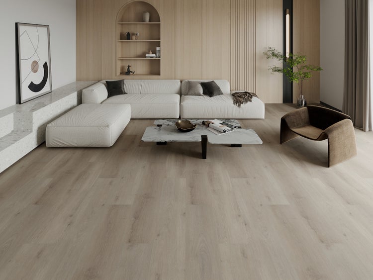 Modernes Wohnzimmer mit hellem Bodenbelag in Eichenoptik, weißem Ecksofa, Marmor-Couchtisch und Holzwandpaneelen im minimalistischen Design.