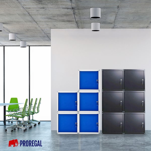 Modulare Metallschließfächer in Blau und Anthrazit in einem modernen Büro mit Sichtbetondecke und grünen Stühlen. PROREGAL Logo.