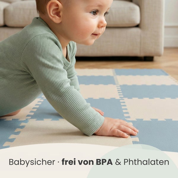 Baby krabbelt auf einer Spielmatte aus Schaumstoff-Puzzleteilen. Die Matte ist babysicher sowie frei von BPA und Phthalaten.