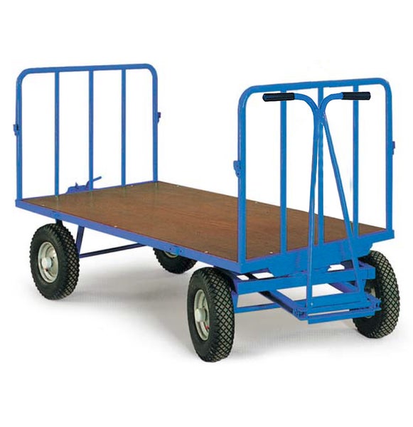 Transportwagen mit Holzplattform und vier Rädern