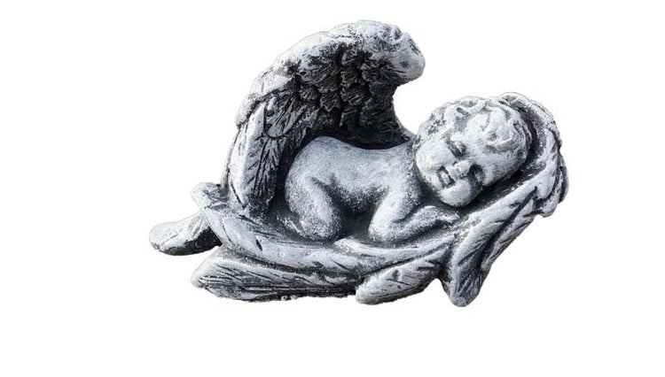 Steinfigur schlafender Engel als dekorative Gartenfigur für Grabschmuck oder Balkon.