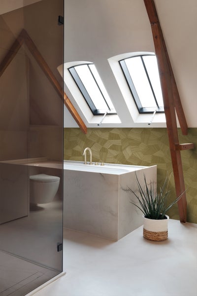 Badezimmer im Dachgeschoss mit Badewanne, Dachfenstern und Duschkabine