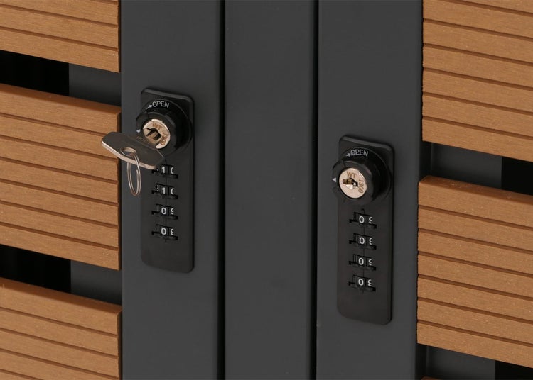 Detailansicht eines Schranks mit Schloss und Zahlencode