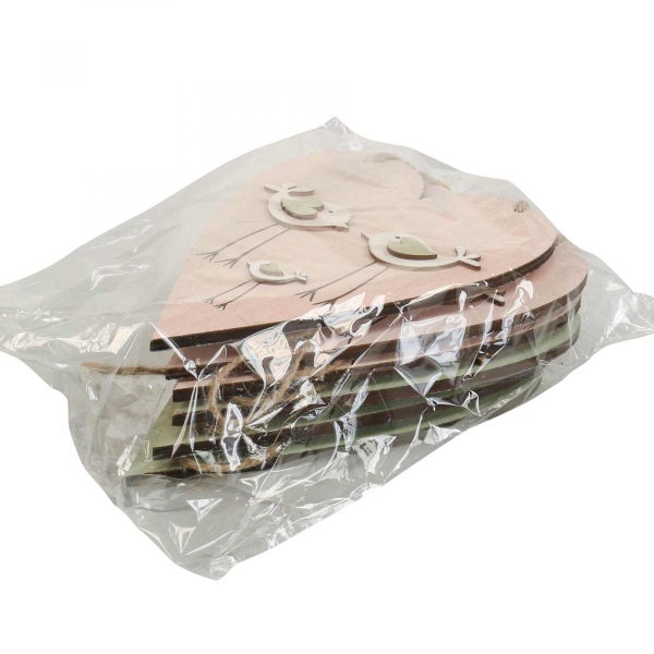 Verpackung mit Deko-Herzen aus Holz mit Vogelmotiven