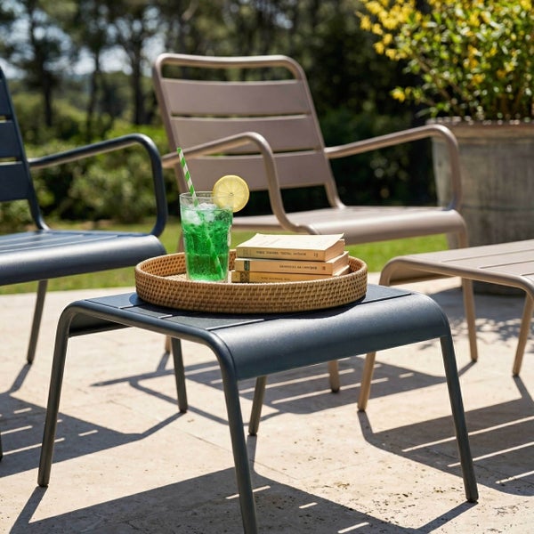 Gartenstuhl mit Hocker aus Metall in Taupe mit Lattendesign.