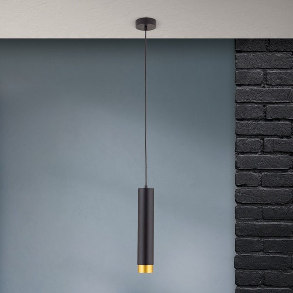 Moderne Pendelleuchte in zylindrischer Form zur Deckenmontage vor einer Wand mit Ziegelsteinelementen