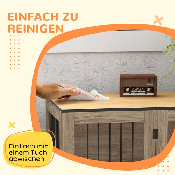 Hand wischt die Holzoberfläche eines Möbels mit einem Tuch ab. Das Möbelstück hat Metallstäbe und oben steht ein Radio.