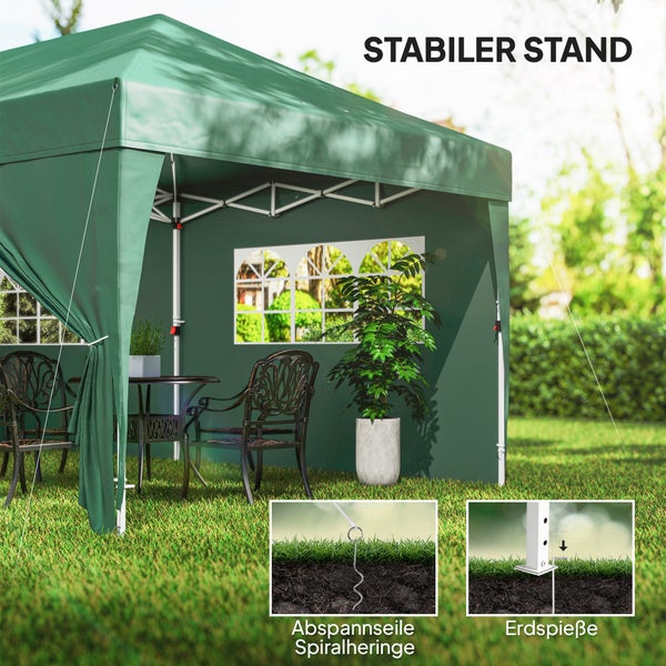 Grüner Gartenpavillon im Garten mit Fokus auf stabilen Stand durch Abspannseile, Spiralheringe und Erdspieße auf Rasen.