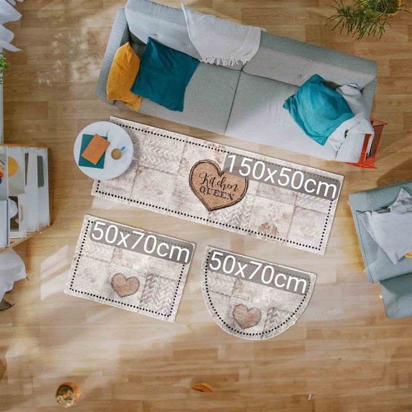 Drei Küchenteppiche mit Herzmotiven und unterschiedlichen Größen liegen auf einem Holzboden.