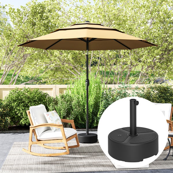 Hell gestaltete Terrasse mit einem beigefarbenen dreistufigen Sonnenschirm, schwarzem Mast und Standfuß sowie einem Schaukelstuhl aus Holz.