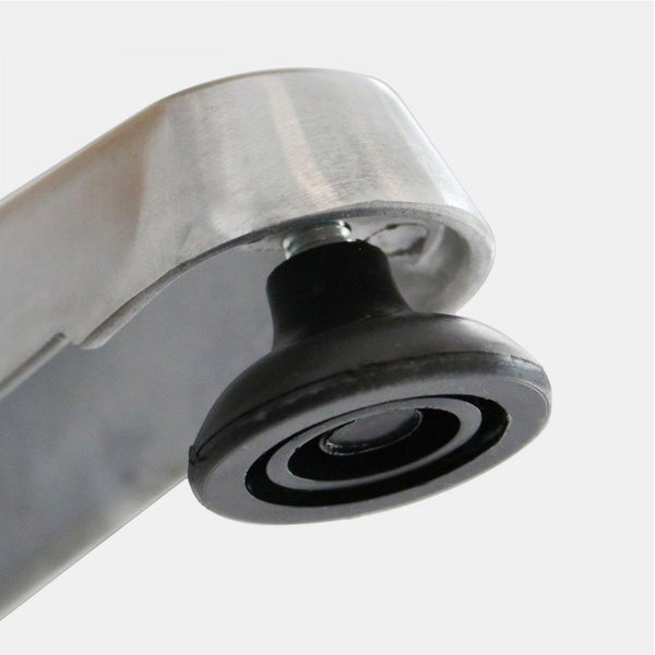 Höhenverstellbarer Stellfuß aus schwarzem Kunststoff an einem silbernen Metallrahmen.