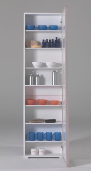 Badezimmerschrank mit offenem Regal und verschiedenen Badutensilien