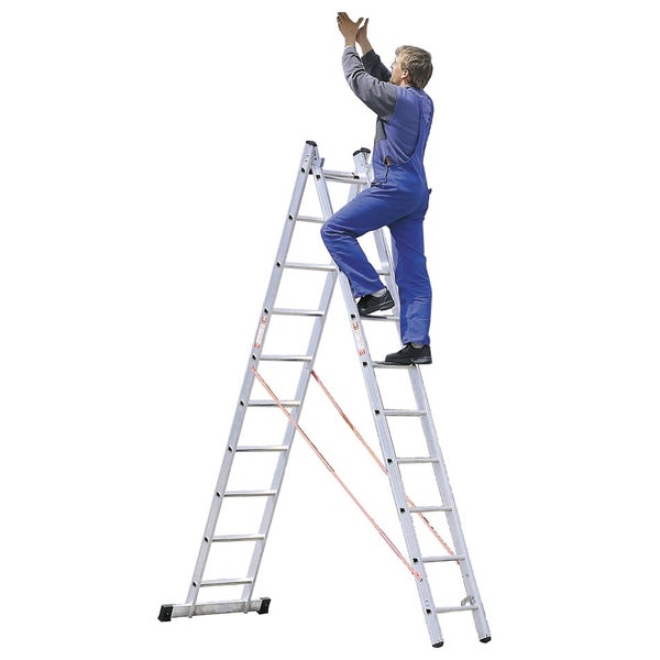 Handwerker steigt auf eine ausklappbare Aluminium Mehrzweckleiter mit Sprossen und Quertraverse für sicheren Stand.