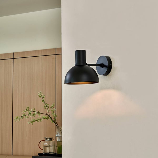 Schwarze Wandleuchte mit modernem Design, geeignet für Innenräume