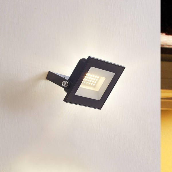 Schwarzer, quadratischer LED-Außenstrahler mit verstellbarem Haltebügel.