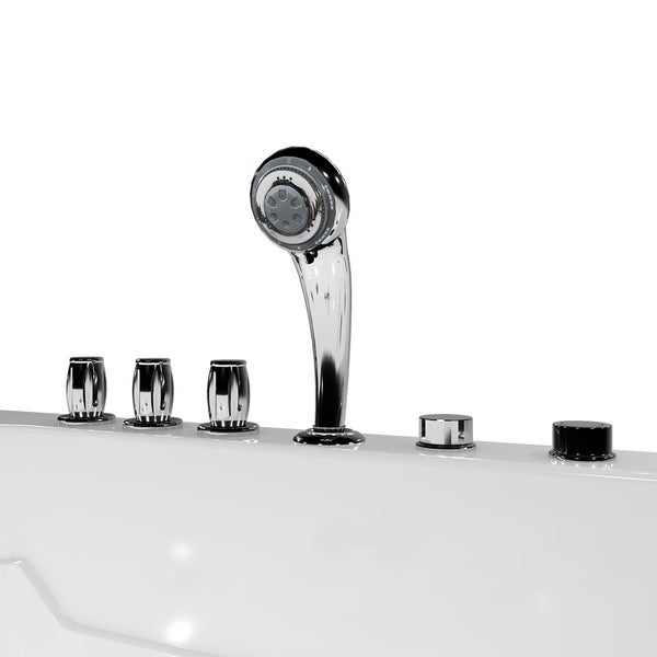 Detailansicht einer Badewanne mit Handbrause und Bedienelementen