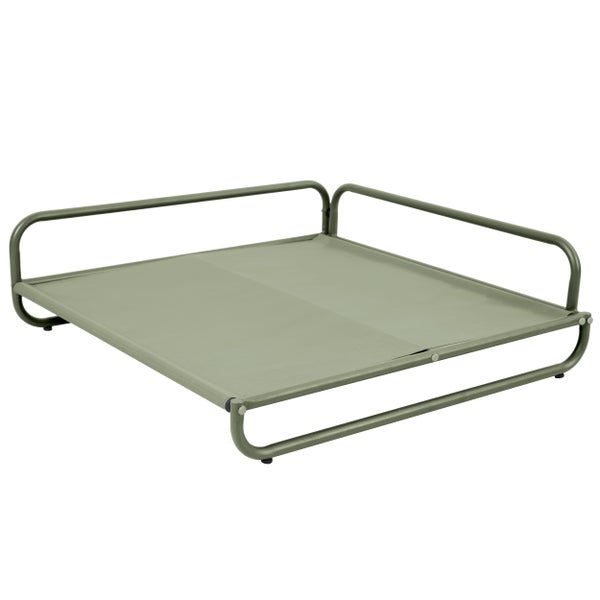 Erhöhtes Hundebett mit Metallrahmen und Stoffbezug in Khaki.