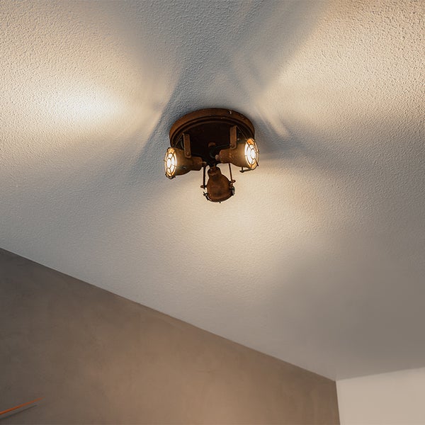 Deckenleuchte mit drei Strahlern im Vintage-Stil