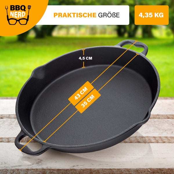 BBQ Nerd Gusseisenpfanne zum Grillen, Rösten, Anbraten | Grillpfanne Ø 35 cm 4550g mit Ausgießer und Henkel | Antihaft-Pfanne Feuerpfanne - hitzebeständig & wärmespeichernd