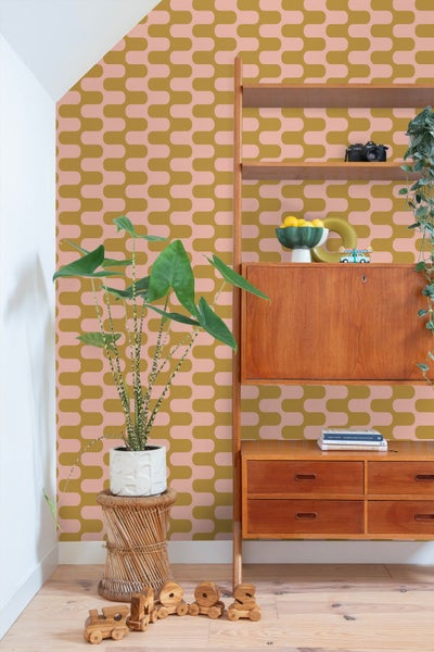 Tapete mit retro Wellenmuster in einem hellen Wohnzimmer mit Holzregal und großer Zimmerpflanze.