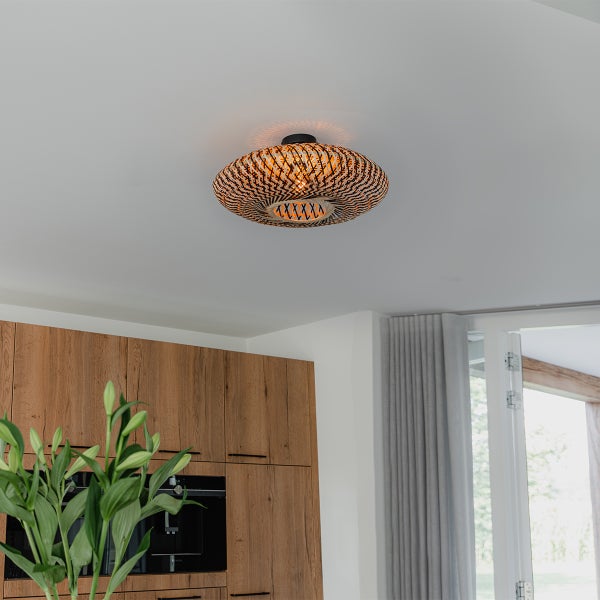 Deckenleuchte aus geflochtenem Material in einem Wohnraum