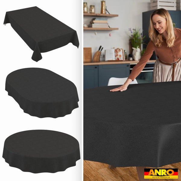 Dunkelgraue Tischdecke in rechteckiger, ovaler und runder Form. Eine Frau glättet den Stoff auf einem Küchentisch. ANRO Logo.