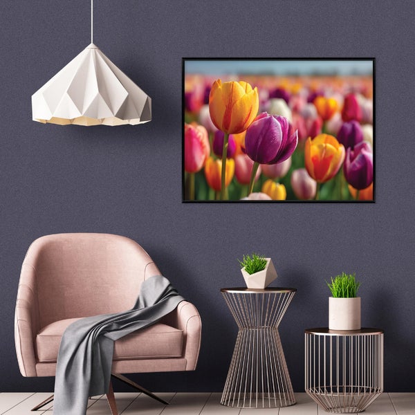 Modernes Zimmer mit Tulpenbild an strukturierter Wand, geometrischer Pendelleuchte, Sessel mit Decke und Drahtbeistelltischen mit Pflanzen.