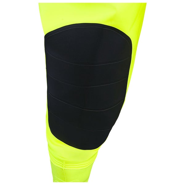 Detailansicht der verstärkten Kniepartie einer neongelben Warnschutzhose.