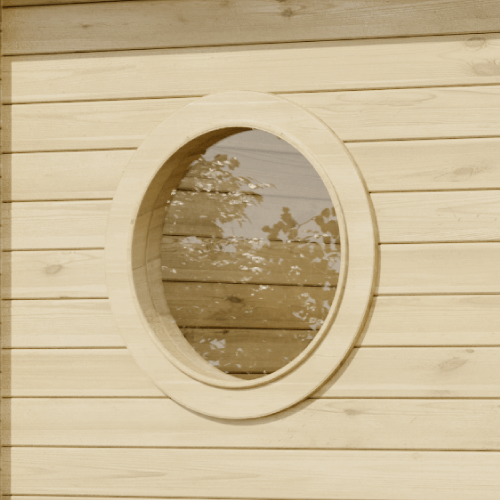 Detailansicht eines runden Fensters in einer Holzwand