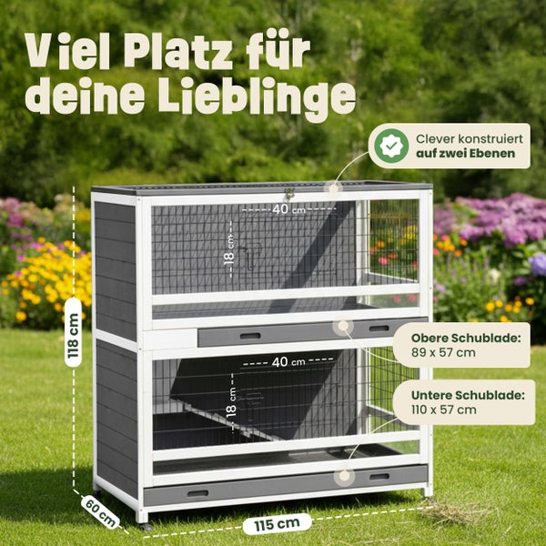 Zweistöckiger Kaninchenstall für drinnen und draußen, gezeigt in einem Wohnzimmer, auf einem Balkon, im Garten und auf einer Terrasse mit Kaninchen.