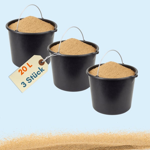 Drei schwarze Eimer, gefüllt mit Sand, je 20 Liter
