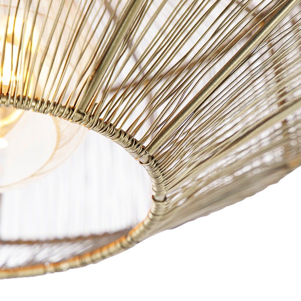 Detailansicht einer Pendelleuchte mit Drahtschirm