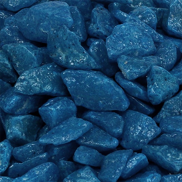 Blauer Zierkies, unregelmäßige Steine mit glänzender Oberfläche.