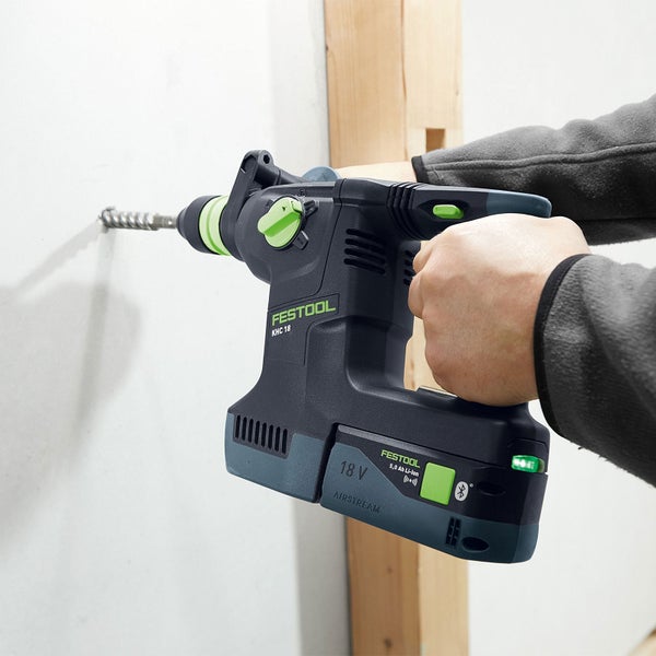 Festool KHC 18 Akku-Bohrhammer im Einsatz beim Bohren in eine Wand