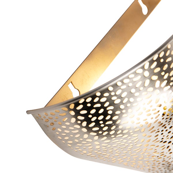 Detailaufnahme einer gelochten Metalllampe mit Halterung