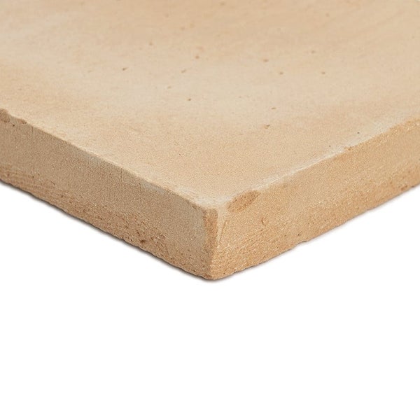 Quadratische Terrakotta Fliese mit strukturierter Oberfläche und natürlicher Kante.