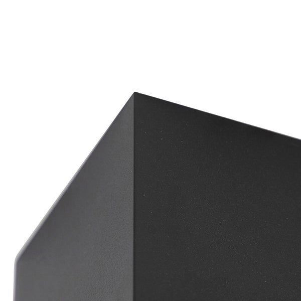 Detailansicht eines schwarzen, kubischen Objekts